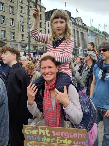 Grüne aus dem OV beim Demonstrieren mit Plakat und Flagge