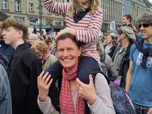 Grüne aus dem OV beim Demonstrieren mit Plakat und Flagge
