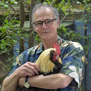 Karsten Mentzendorff mit Hahn im Arm