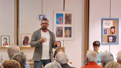 Moderator Dennis Schütte (Mitglied der Grünen)