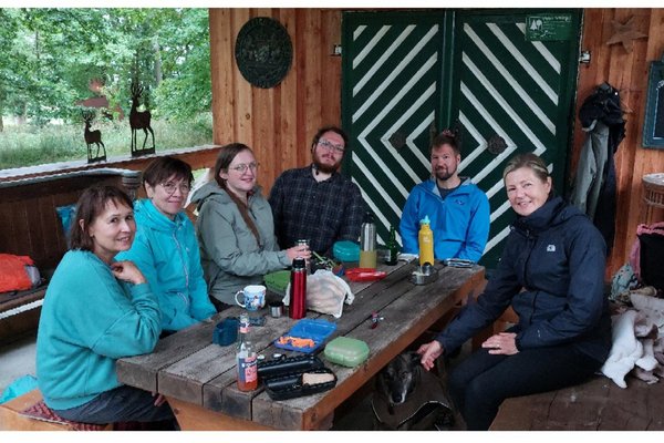 Sommerfest-Collage: Wanderung und Gruppe in der Hütte