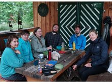 Sommerfest-Collage: Wanderung und Gruppe in der Hütte
